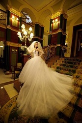 Свадебное платье(не венчанное, белоснежное, шикарное, со шлейфом)