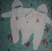 Для двойни мальчик/девочка костюмчики-троечка (4-7 мес).