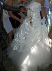 Сдам на прокат красивое свадебное платье с шубкой!